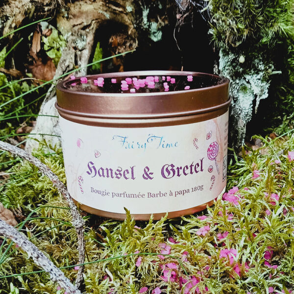 Bougie gourmande et sucrée au parfum de fraise, vanille et barbe à papa, inspirée du conte Hansel et Gretel ; cire végétale, fabriquée à la main en Lozère par Fairy Time.