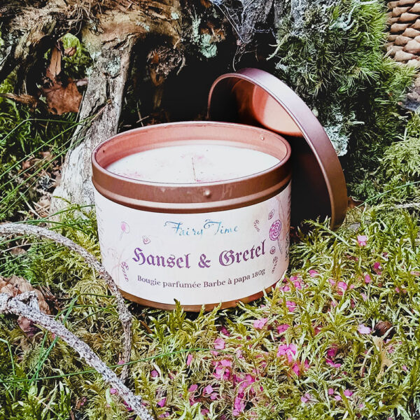 Bougie gourmande et sucrée au parfum de fraise, vanille et barbe à papa, inspirée du conte Hansel et Gretel ; cire végétale, fabriquée à la main en Lozère par Fairy Time.