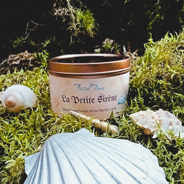 Bougie iodée au parfum de criste marine, lotus, muguet, rose, cèdre, musc et santal, inspirée du conte La Petite Sirène ; cire végétale, fabriquée à la main en Lozère par Fairy Time.