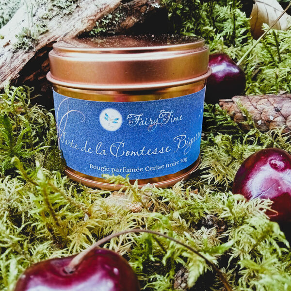 Bougie gourmande et fruitée aux senteurs de cerise, amande, vanille, frangipage, cire végétale, fabriquée à la main en Lozère par Fairy Time.