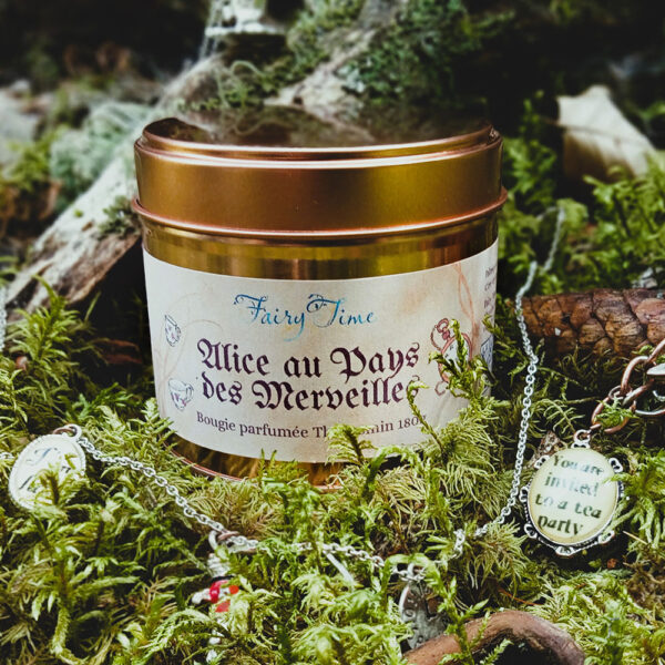 Bougie gourmande et florale au parfum de amande, orange, thé jasmin et miel, inspirée du conte Alice aux pays des merveilles ; cire végétale, fabriquée à la main en Lozère par Fairy Time.