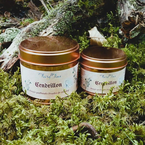Bougie florale et poudrée aux notes d'aubépine, fleurs, musc, vanille, inspirée du conte Cendrillon ; cire végétale, fabriquée à la main en Lozère par Fairy Time.