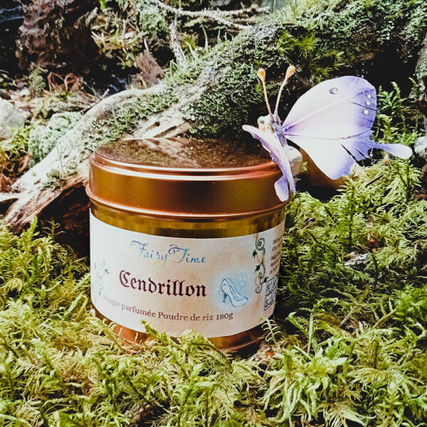 Bougie florale et poudrée aux notes d'aubépine, fleurs, musc, vanille, inspirée du conte Cendrillon ; cire végétale, fabriquée à la main en Lozère par Fairy Time.