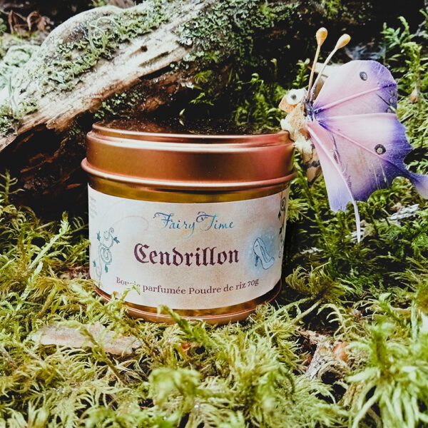 Bougie florale et poudrée aux notes d'aubépine, fleurs, musc, vanille, inspirée du conte Cendrillon ; cire végétale, fabriquée à la main en Lozère par Fairy Time.