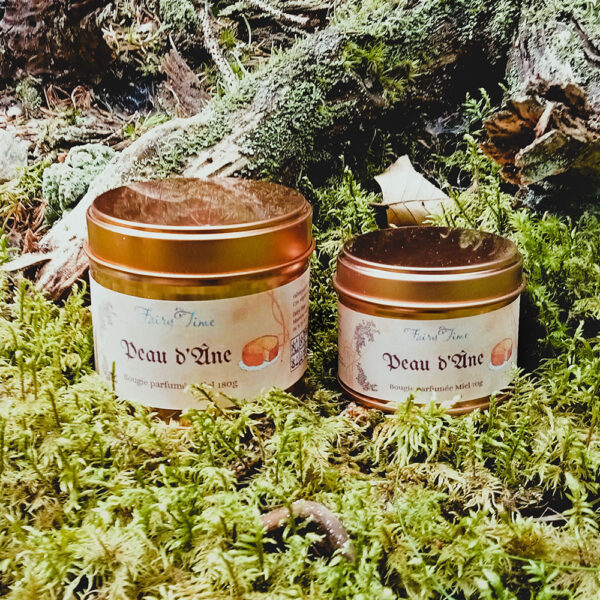 Bougie parfumée inspirée du conte "Peau d'Âne", aux senteurs de miel, fleur d'oranger, vanille ; cire végétale, fabriquée à la main en Lozère par Fairy Time.