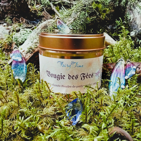 Bougie gourmande et fruitée au parfum de fraise, caramel, vanille et barbe à papa, inspirée des fées ; cire végétale, fabriquée à la main en Lozère par Fairy Time.