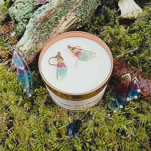 Bougie gourmande et fruitée au parfum de fraise, caramel, vanille et barbe à papa, inspirée des fées ; cire végétale, fabriquée à la main en Lozère par Fairy Time.