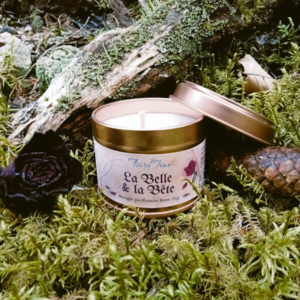 Bougie florale au parfum d'orange, citron, cardamome, rose, musc, bois de cèdre, ambre, inspirée du conte La Belle et la Bête ; cire végétale, fabriquée à la main en Lozère par Fairy Time.