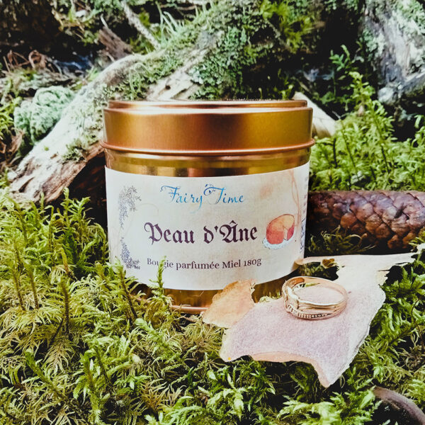 Bougie parfumée inspirée du conte "Peau d'Âne", aux senteurs de miel, fleur d'oranger, vanille ; cire végétale, fabriquée à la main en Lozère par Fairy Time.